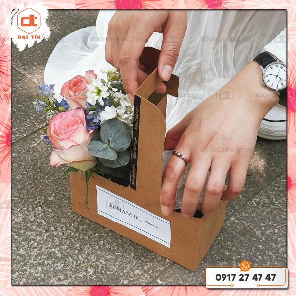 KHAY GIẤY 2 NGĂN ĐỰNG LY ( CỐC ) VÀ HOA